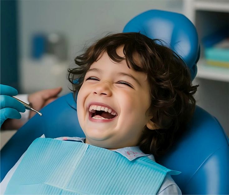 کودک شاد در صندلی دندانپزشکی مطب دکتر زارعیان
